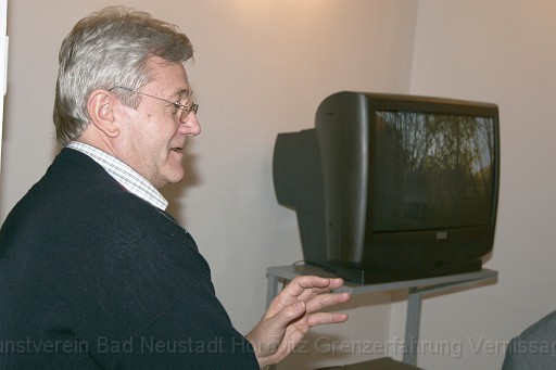 _MG_9363.JPG - Dr.Ing. Hubert P. Bchs in dem Videoraum "Naturgrenzen"